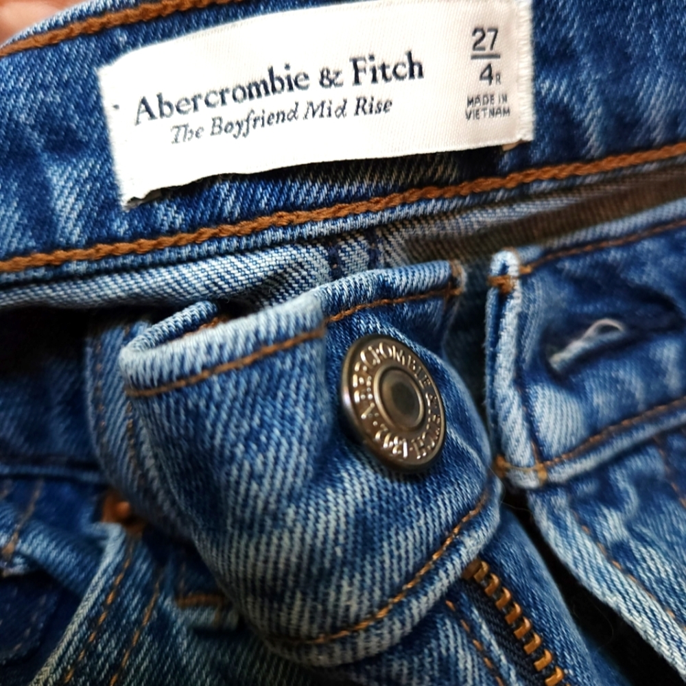 ABERCROMBIE "The Boyfriend Mid Rise" distressed jeans
